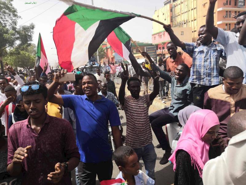 السودان.. أولى خطوات المجلس العسكري والمعارضة تواصل الاعتصام