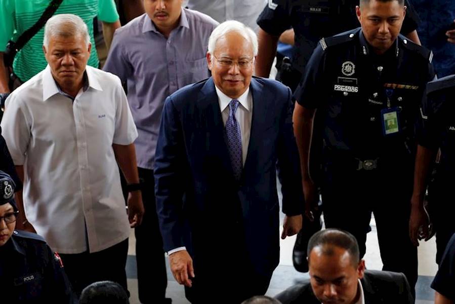 رئيس وزراء ماليزيا السابق يمثل أمام المحكمة في قضية فساد