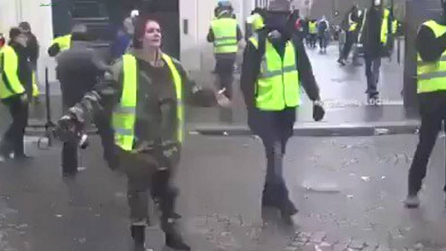 فرنسية تبكي بحرقة وتخاطب الشرطة: انظروا ماذا تفعلون بنا.. اخجلوا من أنفسكم!