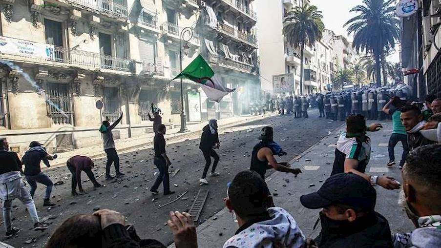مواجهات بين الشرطة الجزائرية وملثمين هي الأعنف منذ بداية الحراك الشعبي 