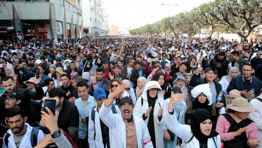 المغرب: آلاف المعلمين المتعاقدين يتظاهرون في الرباط لليوم الثاني للمطالبة بعقود دائمة